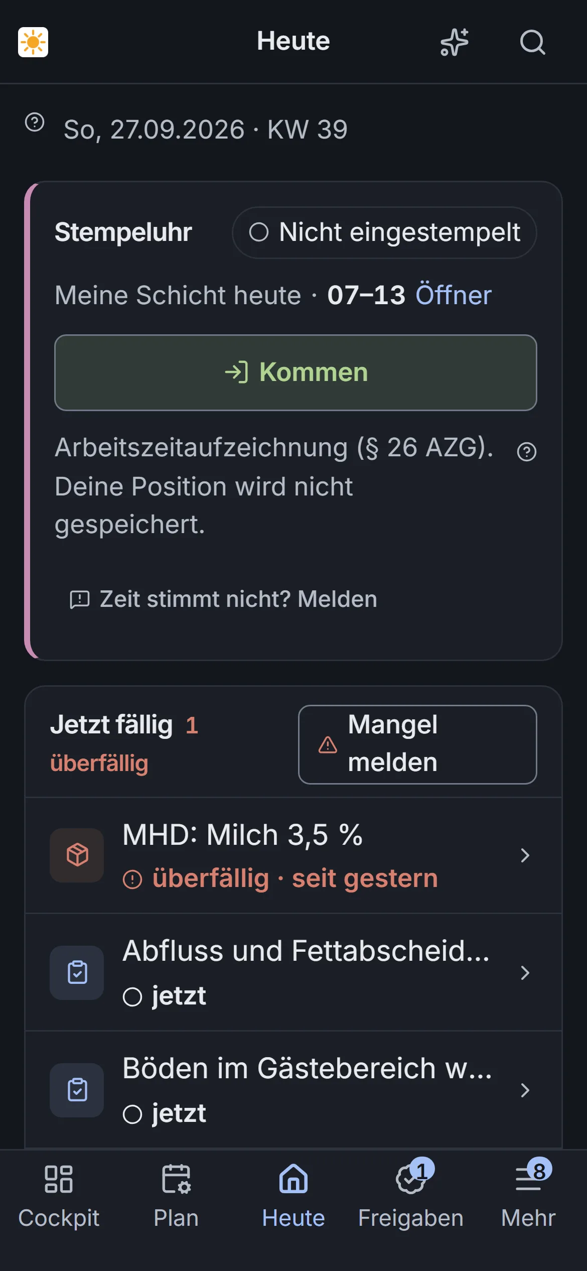 Ansicht »Heute« am Telefon vor Dienstbeginn: die Stempeluhr mit der eigenen Schicht des Tages und dem Knopf zum Kommen, darunter die jetzt fälligen Aufgaben: eine überfällige MHD-Kontrolle und zwei Reinigungen.